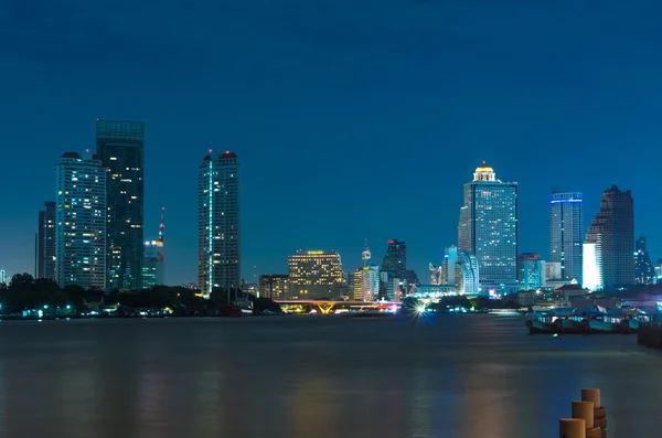 Bangkok Stadtbild Flussseite in der Dämmerung, Thailand — Stockfoto