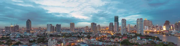 Panorama de Bangkok paisaje urbano Edificio moderno en la hora del crepúsculo, T — Foto de Stock