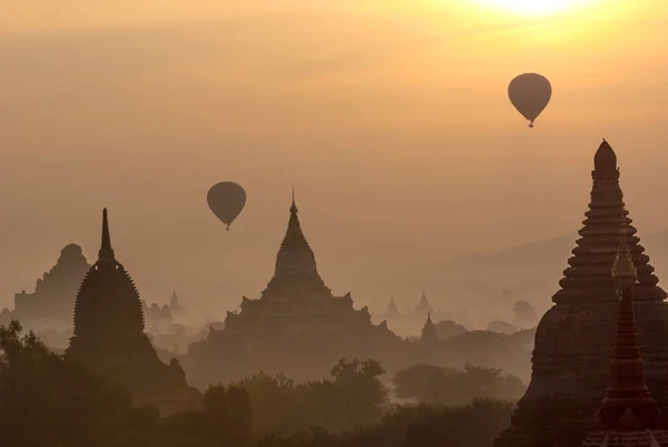 BAGAN Sunrises with balloon, Мьянма — стоковое фото