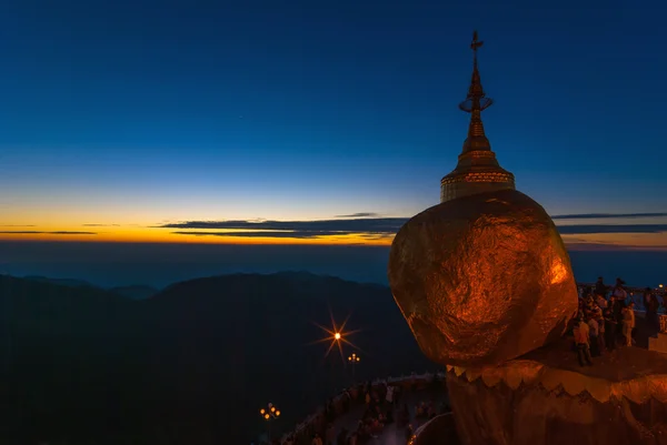 Zlatá skála za soumraku se modlí lidé, kyaikhtiyo pagoda, — Stock fotografie