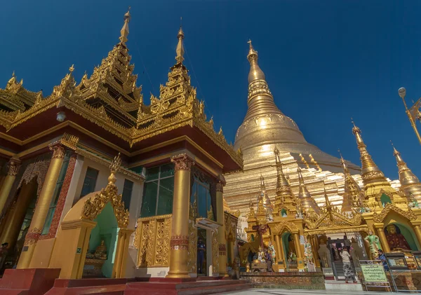 YANGON, MYANMAR - DEC 30: Undefined Buddhist procession do worsh — Stock Photo, Image