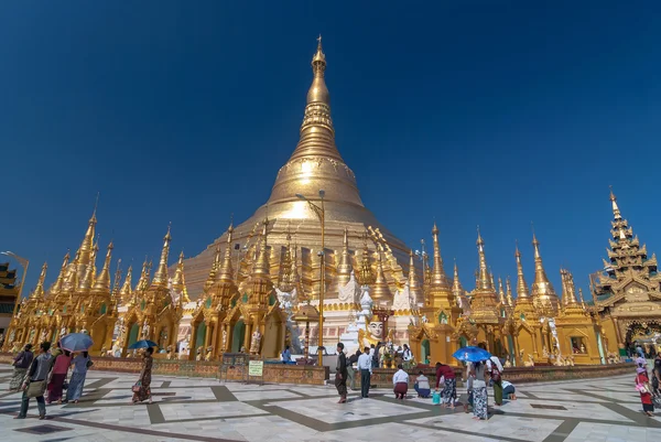 Yangon, myanmar - dec 30: niet-gedefinieerde boeddhistische processie doen worsh — Stockfoto