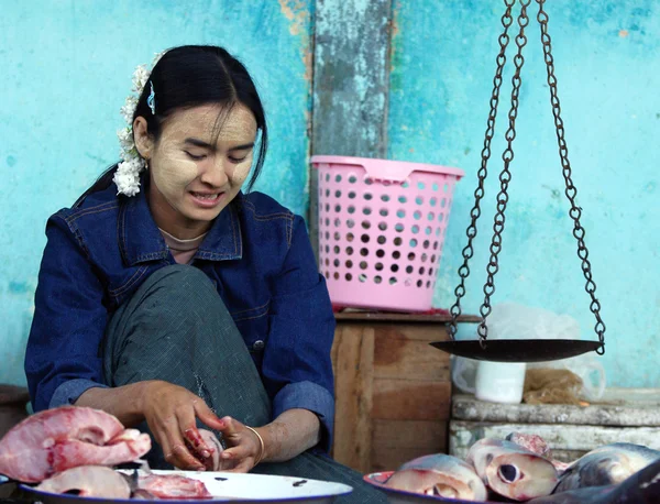 Bagan, myanmar-4. ledna: chytat ryby prodávají některé ryby s tr — Stock fotografie