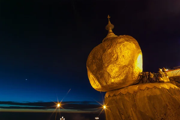 Zlatá skála za soumraku se modlí lidé, kyaikhtiyo pagoda, — Stock fotografie