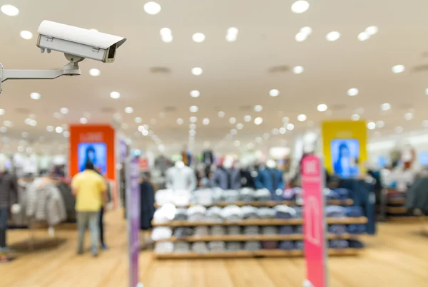 Security camera toezicht op de kleding winkel vervagen achtergrond wit — Stockfoto