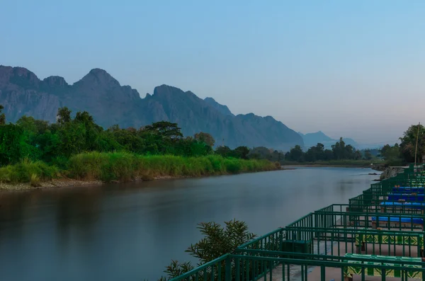 Paesaggio di Vangvieng Laos, soft focus quando la mattina presto — Foto Stock