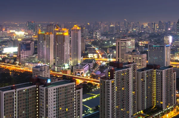 Luchtfoto van bangkok stadsgezicht twilight tijde — Stockfoto