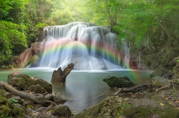 Hermosa cascada en el bosque — Foto de Stock