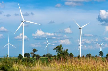 Rüzgar türbin jeneratör üzerinde mavi gökyüzü