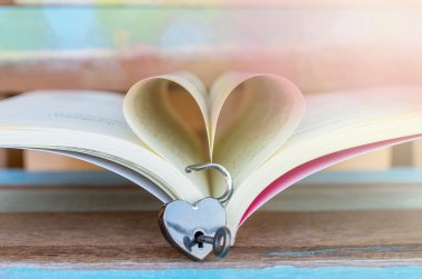 Asma kilit ile anahtar ve kalp kitap kalp şeklinde