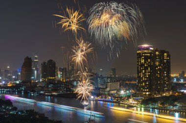 Fireworks gece sahne, cityscape nehir manzaralı