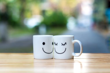 İki mutlu bardak bokeh, aşk kavramı hakkında ahşap tablo