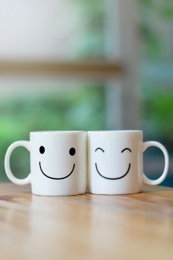 İki mutlu bardak bokeh, aşk kavramı hakkında ahşap tablo