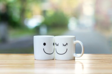 İki mutlu bardak bokeh, aşk kavramı hakkında ahşap tablo