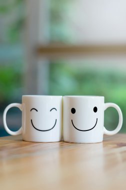 İki mutlu bardak bokeh, aşk kavramı hakkında ahşap tablo