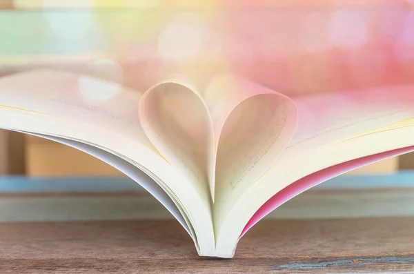 Καρδιά σχήμα λουκέτο με κλειδί και καρδιά βιβλίο — Φωτογραφία Αρχείου