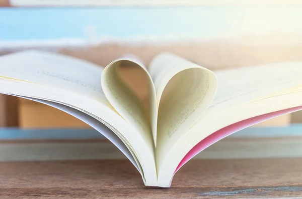 Καρδιά σχήμα λουκέτο με κλειδί και καρδιά βιβλίο — Φωτογραφία Αρχείου