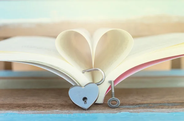 Lucchetto a forma di cuore con chiave e libro Cuore — Foto Stock