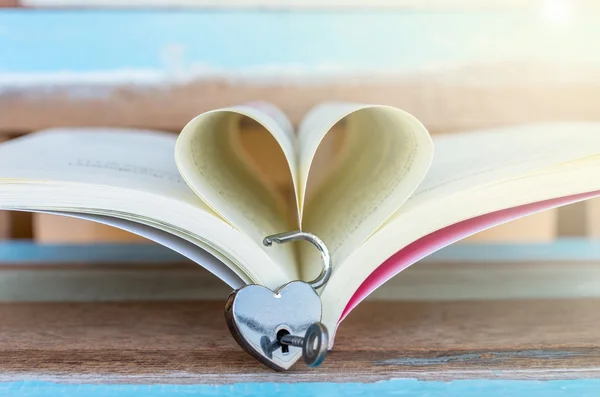 Asma kilit ile anahtar ve kalp kitap kalp şeklinde — Stok fotoğraf