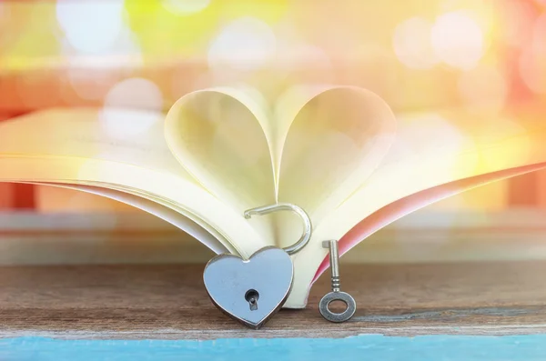 Kłódka z kluczem i serca książki w kształcie serca — Zdjęcie stockowe
