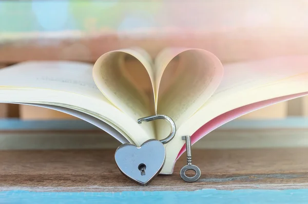 Lucchetto a forma di cuore con chiave e libro Cuore — Foto Stock