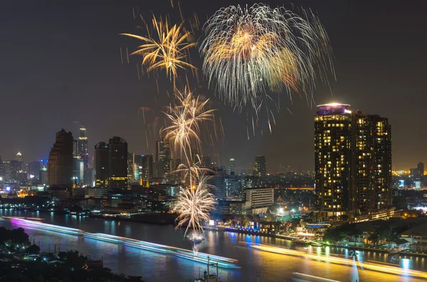 Fuegos artificiales con vista al río paisaje urbano en la escena nocturna —  Fotos de Stock