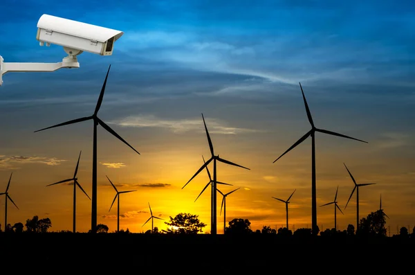 Telecamera di sicurezza CCTV con generatore eolico a turbina con soli — Foto Stock