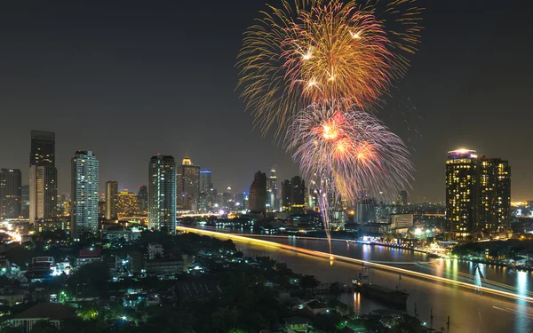 Fuegos artificiales con vista al río paisaje urbano en la escena nocturna —  Fotos de Stock