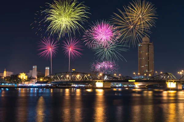 Fuochi d'artificio con vista sul fiume paesaggio urbano sulla scena del crepuscolo — Foto Stock