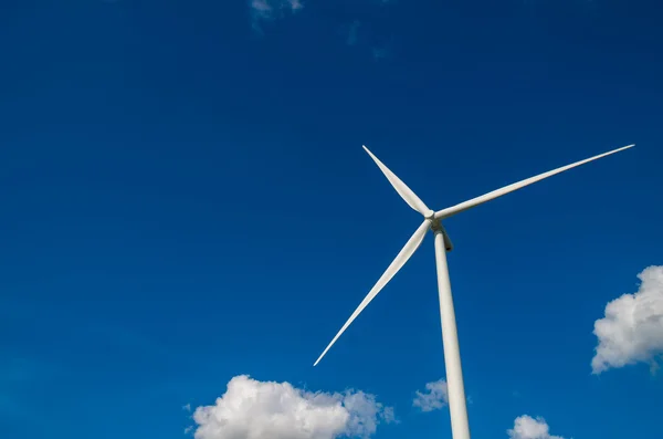 Primer plano Generador de energía de turbina eólica en el cielo azul — Foto de Stock
