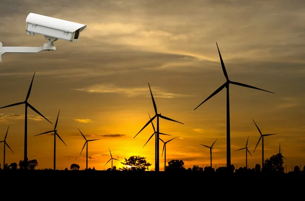 Telecamera di sicurezza CCTV con generatore eolico a turbina con soli — Foto Stock