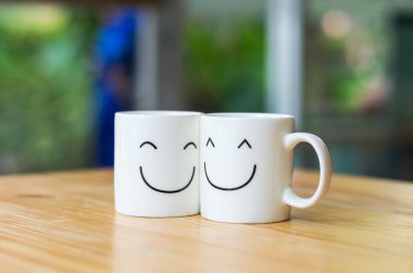 Aşk kavramı hakkında ahşap masa üzerinde iki mutlu bardak