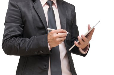 İşadamı tablet beyaz arka plan üzerinde kullanma
