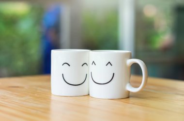 Aşk kavramı hakkında ahşap masa üzerinde iki mutlu bardak