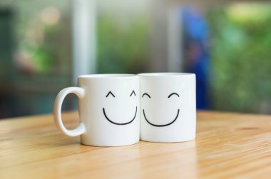 Aşk kavramı hakkında ahşap masa üzerinde iki mutlu bardak