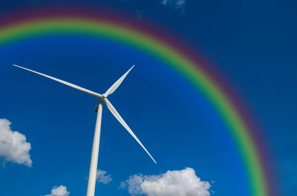 Primer plano Generador de energía eólica con arco iris en el cielo azul — Foto de Stock