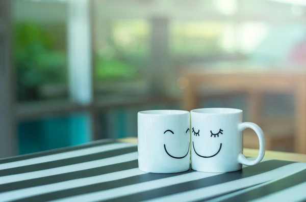 Dos copas felices sobre la mesa, sobre el concepto del amor — Foto de Stock