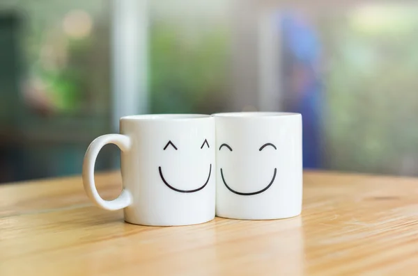 Două pahare fericite pe masa de lemn, despre conceptul de dragoste — Fotografie, imagine de stoc