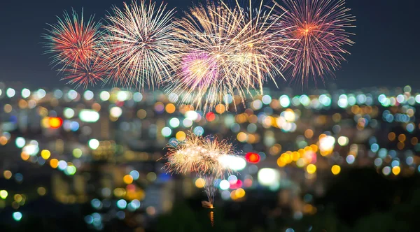 Fuochi d'artificio multicolore con paesaggio urbano bangLiguFoto offuscata bokeh — Foto Stock