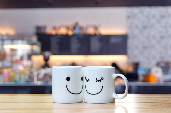 Δύο φλιτζάνια ευτυχισμένη στο κατάστημα καφέ θάμπωμα φόντου — Φωτογραφία Αρχείου