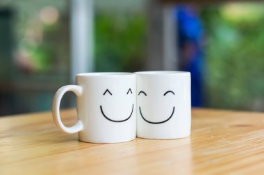 Aşk kavramı hakkında ahşap masa üzerinde iki mutlu bardak