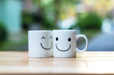 İki mutlu bardak bokeh, aşk kavramı hakkında ahşap tablo