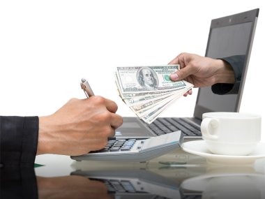 Dizüstü bilgisayar ile kahve Kupası ve dosya pad kullanarak iş adamı