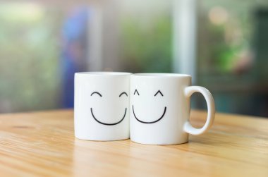 Aşk kavramı hakkında ahşap masa üzerinde iki mutlu bardak