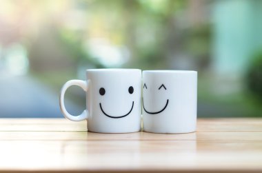 İki mutlu bardak bokeh, aşk kavramı hakkında ahşap tablo