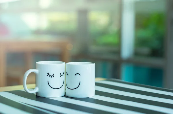 Dua cangkir bahagia di atas meja, tentang konsep cinta — Stok Foto