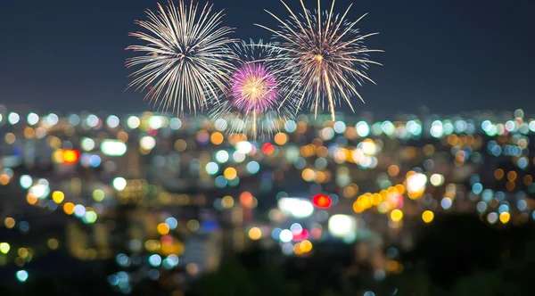 Fuegos artificiales multicolores con paisaje urbano de Bangkok borrosa Foto bokeh —  Fotos de Stock