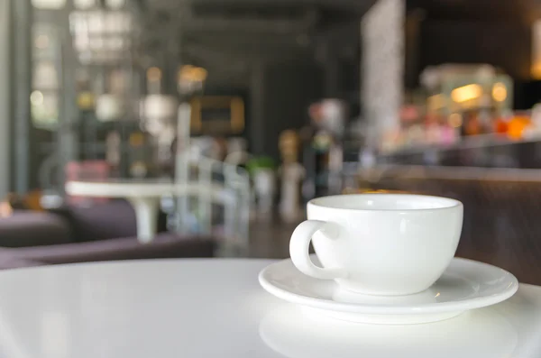 Φλιτζάνι καφέ στο καφενείο θάμπωμα φόντου — Φωτογραφία Αρχείου