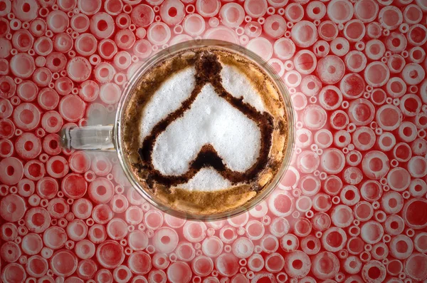 Cappuccino de gelo com coração na mesa de madeira de corte — Fotografia de Stock