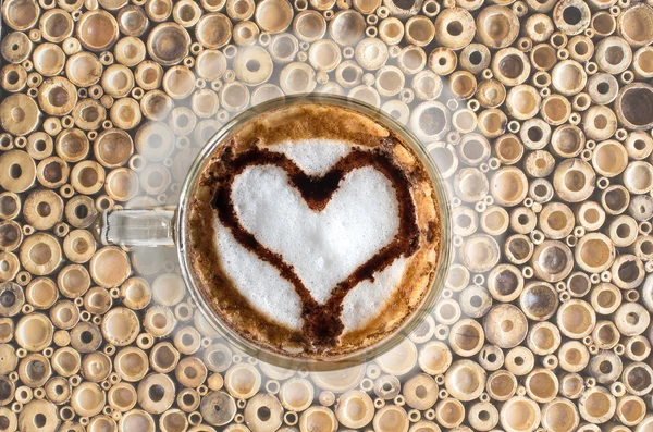 Cappuccino de gelo com coração na mesa de madeira de corte — Fotografia de Stock